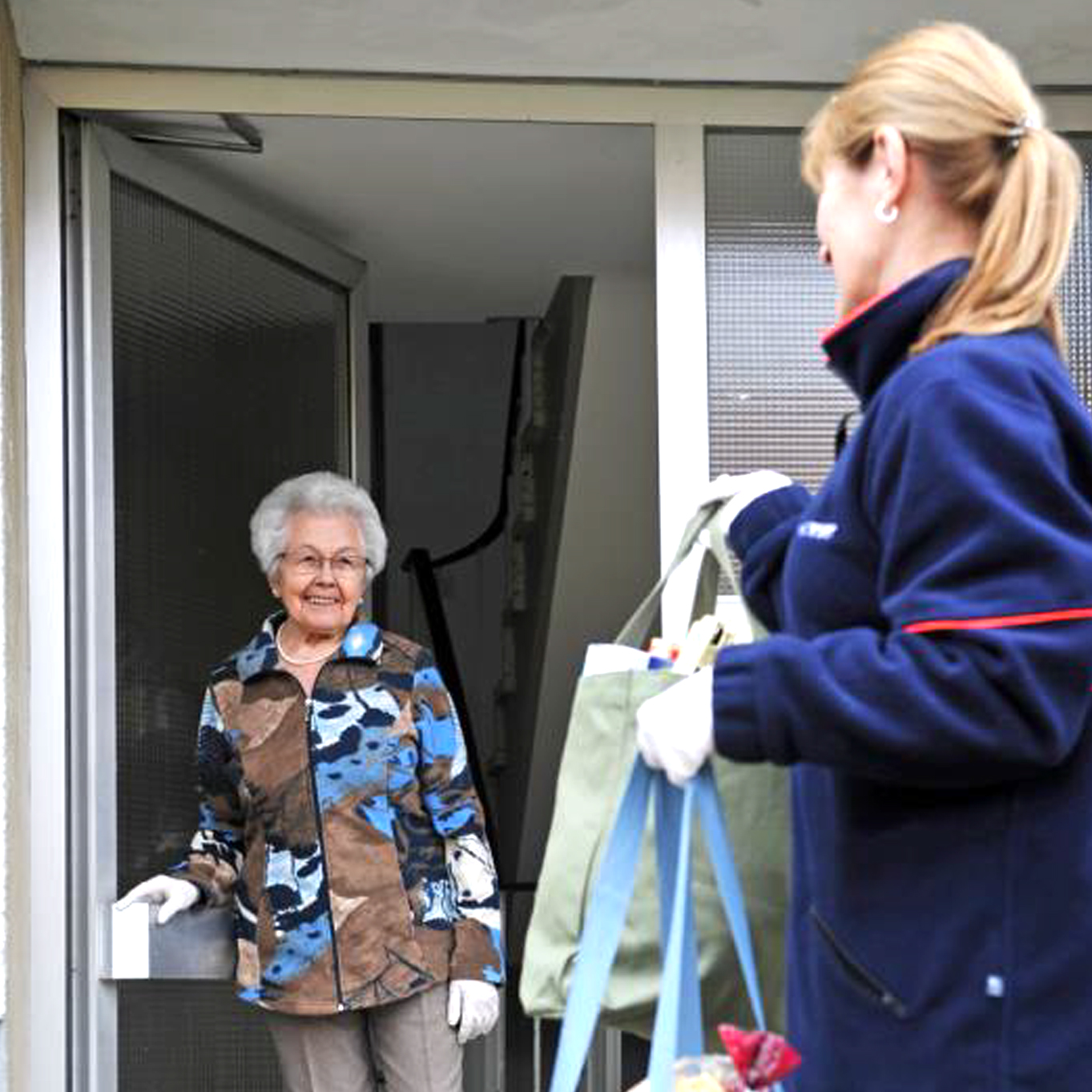 Älteren Menschen den Alltag erleichtern und ihnen ein Stück Selbständigkeit und Lebensqualität schenken, indem sie zum Einkaufen begleitet werden.