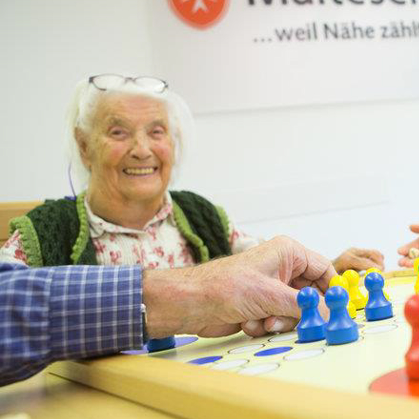 In der ambulanten Begleitung übernehmen ausgebildete Demenzbegleiter die stundenweise Betreuung des Demenzerkrankten zu Hause. Dr. Kopf Alten-Stiftung_ In der ambulanten Begleitung übernehmen ausgebildete Demenzbegleiter die stundenweise Betreuung des Demenzerkrankten zu Hause